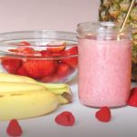 Prato colorido com alimentos saudáveis que ajudam no emagrecimento, incluindo frutas, verduras, legumes, ovos, aveia e sementes. Esses alimentos são ricos em fibras, proteínas e nutrientes que promovem saciedade, ajudam no controle do apetite e contribuem para uma alimentação equilibrada e para a perda de peso de forma saudável.