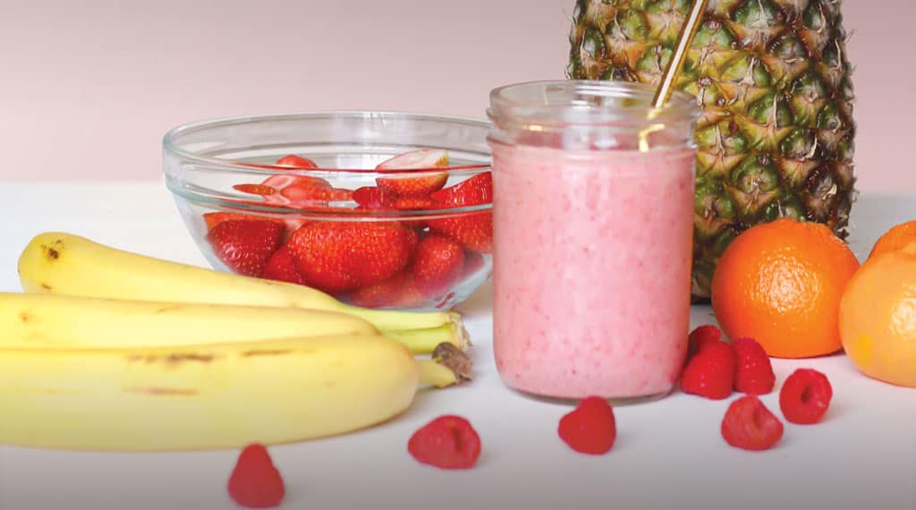 Prato colorido com alimentos saudáveis que ajudam no emagrecimento, incluindo frutas, verduras, legumes, ovos, aveia e sementes. Esses alimentos são ricos em fibras, proteínas e nutrientes que promovem saciedade, ajudam no controle do apetite e contribuem para uma alimentação equilibrada e para a perda de peso de forma saudável.