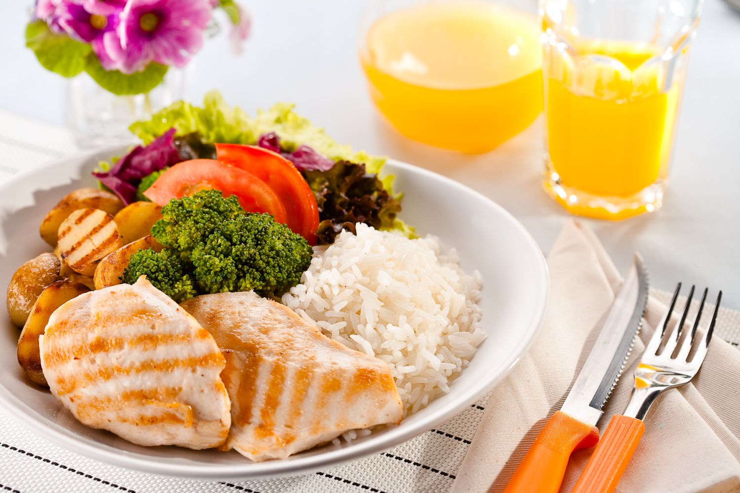 Pessoa preparando uma refeição saudável com alimentos nutritivos para apoiar os treinos. Uma alimentação equilibrada ajuda a fornecer energia, favorecer a recuperação muscular e melhorar o desempenho físico durante as atividades.