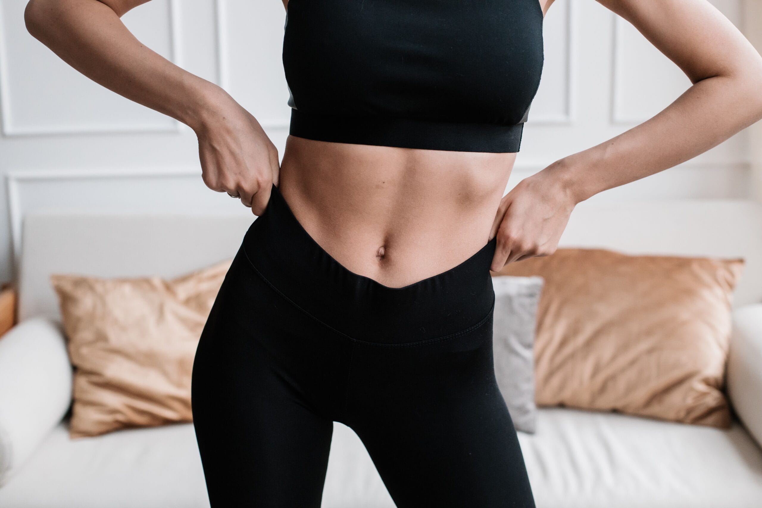 Pessoa com abdômen definido, representando o objetivo de trincar abdômen por meio de exercícios físicos e alimentação equilibrada.