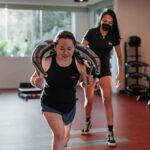 Pessoa praticando exercícios físicos para melhorar a saúde, fortalecer os músculos, aumentar o condicionamento físico e promover mais qualidade de vida.