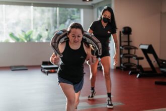 Pessoa praticando exercícios físicos para melhorar a saúde, fortalecer os músculos, aumentar o condicionamento físico e promover mais qualidade de vida.