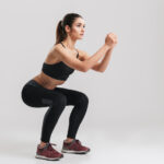 essoa iniciando uma rotina de exercícios físicos com movimentos simples e seguros, demonstrando os primeiros passos para melhorar a saúde, o condicionamento e a qualidade de vida.