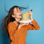 Alimentos ricos em carboidratos saudáveis, como batata-doce, aveia, banana, arroz integral e quinoa, organizados em uma mesa, representando energia, saúde e alimentação equilibrada.