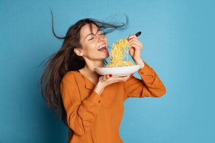 Alimentos ricos em carboidratos saudáveis, como batata-doce, aveia, banana, arroz integral e quinoa, organizados em uma mesa, representando energia, saúde e alimentação equilibrada.