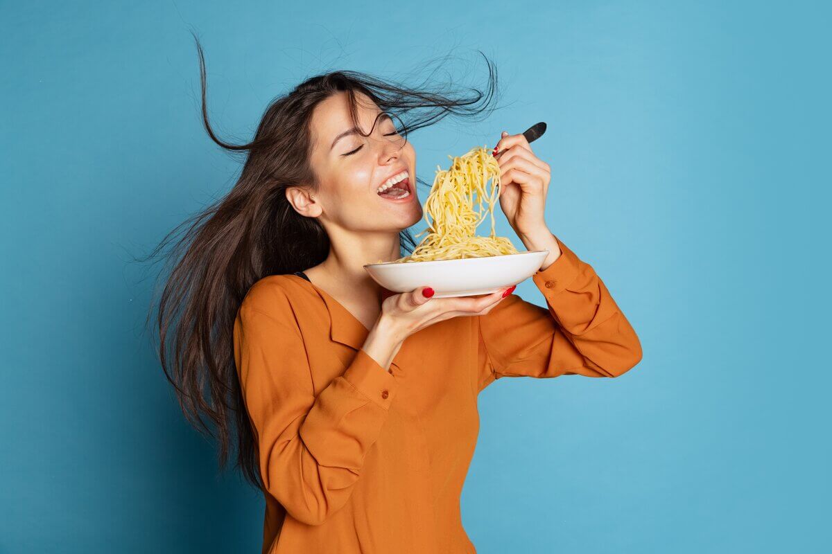 Alimentos ricos em carboidratos saudáveis, como batata-doce, aveia, banana, arroz integral e quinoa, organizados em uma mesa, representando energia, saúde e alimentação equilibrada.