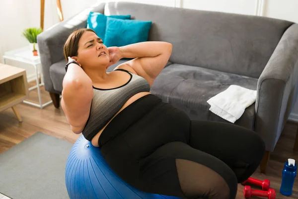 Mulher Gorda Exausta Fazendo Treino Pilates Casa Cansado Estressado Grande — Foto © tonodiaz #557652290