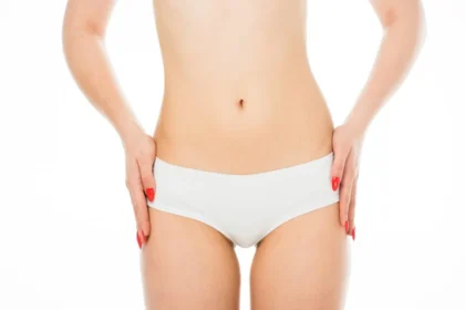 Hip dips na região do quadril evidenciam as curvas naturais do corpo, mostrando que cada silhueta possui características únicas e perfeitamente normais.