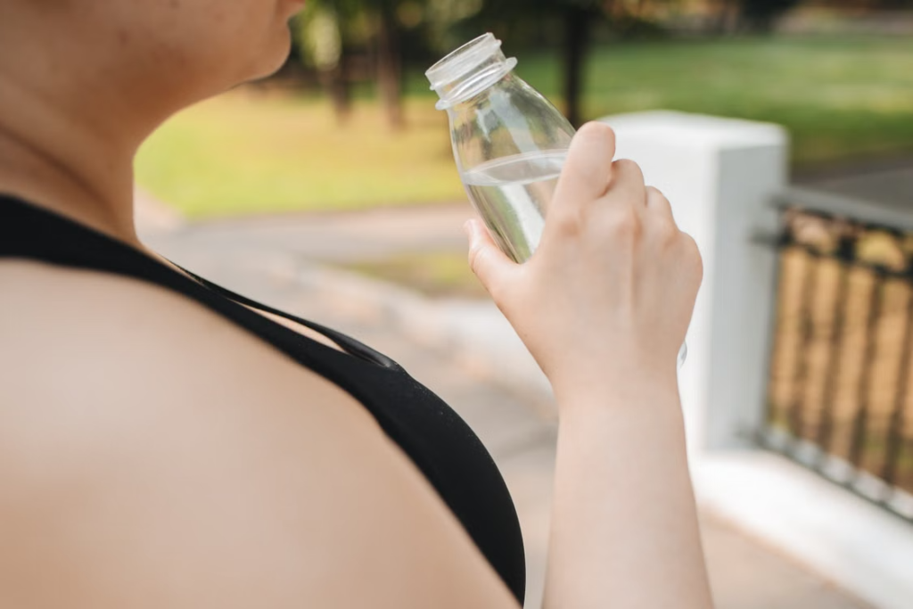 Pessoa bebendo água para manter a hidratação do corpo, melhorar a disposição, favorecer o metabolismo e cuidar da saúde por meio de hábitos saudáveis.