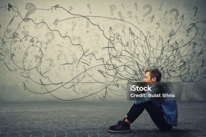 Pessoa sentada em um ambiente tranquilo, demonstrando sinais de ansiedade e tristeza, representando a importância do cuidado com a saúde mental, da conscientização sobre ansiedade e depressão e da busca por ajuda profissional.