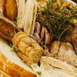 Carboidrato saudável representado por alimentos como aveia, batata-doce, arroz integral, banana, quinoa e feijão sobre uma mesa.
