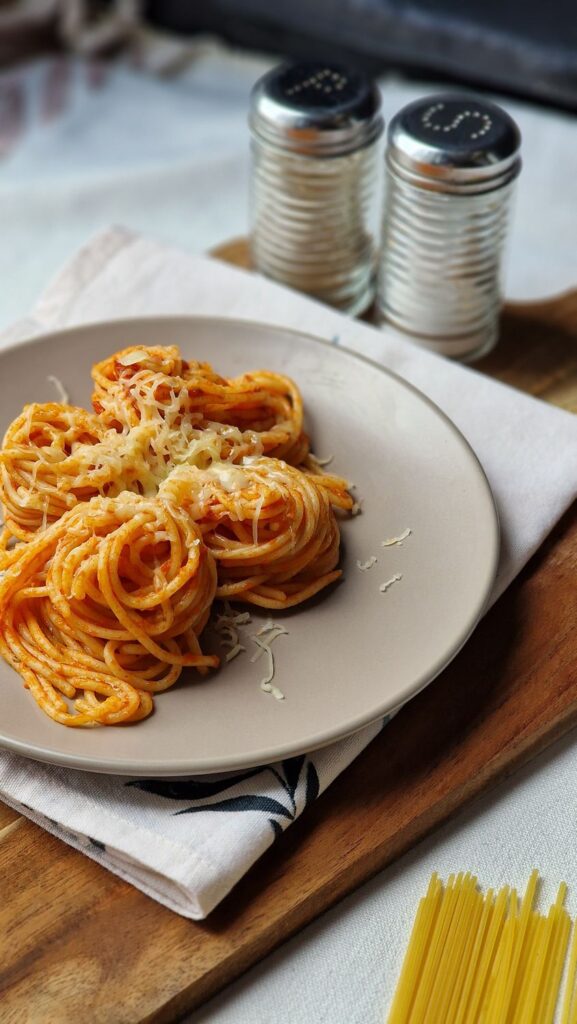 Os 10 Melhores Carboidratos para Ter Mais Energia e Saúde no Dia a Dia Alimentos ricos em carboidratos saudáveis, como aveia, batata-doce, arroz integral, frutas e quinoa, organizados sobre uma mesa, representando fontes de energia, fibras e nutrientes para uma alimentação equilibrada.