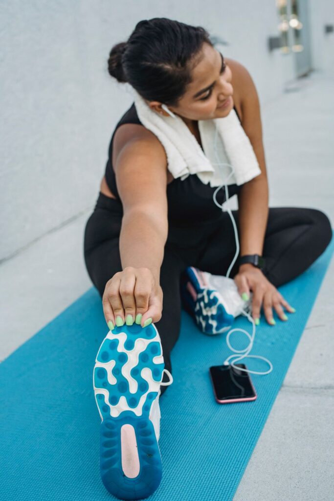 Em Quanto Tempo o Treino Começa a Fazer Efeito? Descubra Quando os Resultados Aparecem Pessoa treinando com determinação na academia, representando a evolução dos resultados físicos ao longo do tempo por meio da prática regular de exercícios, alimentação equilibrada e descanso adequado.