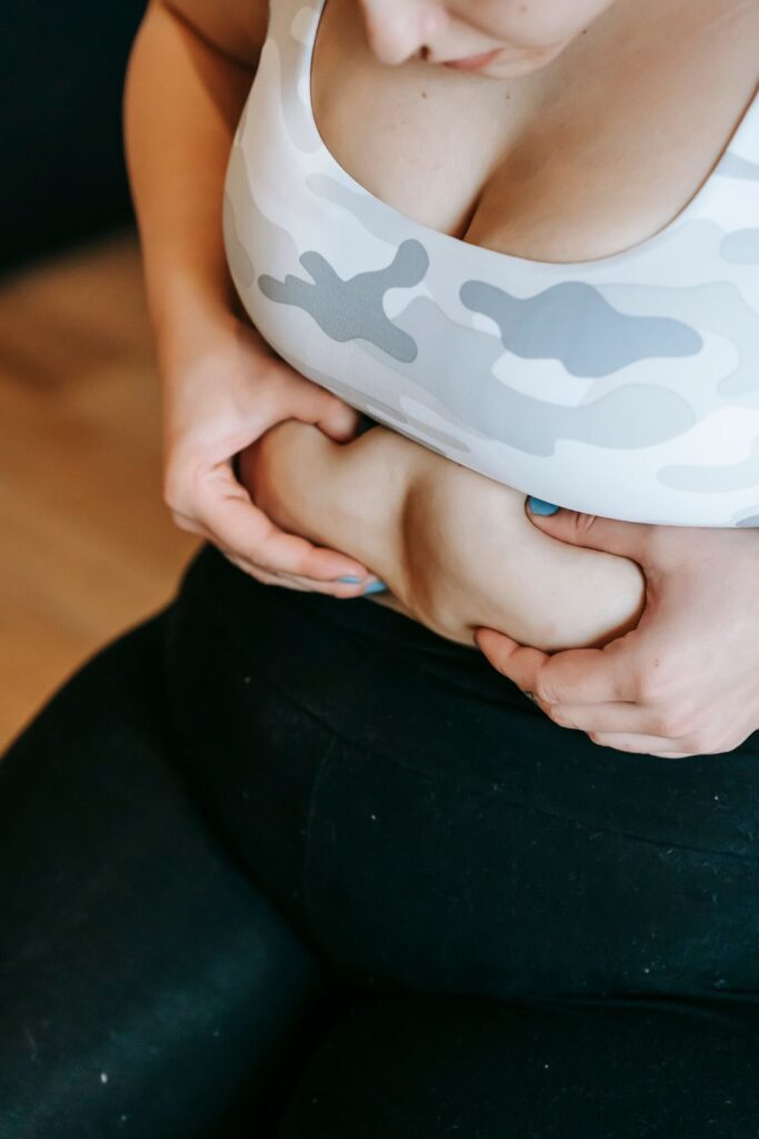 Gordura Localizada: Por Que Ela Aparece e Como Reduzir de Forma Saudável Ilustração da gordura localizada na região abdominal e dos quadris, representando o acúmulo de gordura corporal e a importância da alimentação saudável e dos exercícios físicos para melhorar a composição corporal.