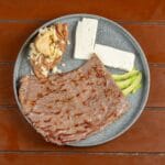 Prato com alimentos ricos em proteínas, como carne, ovos, peixe e leguminosas, representando uma alimentação equilibrada para fortalecer o organismo.