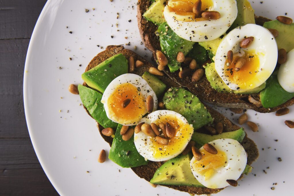As 10 Melhores Proteínas para a Saúde: Descubra os Alimentos Mais Ricos em Proteínas para Fortalecer o Corpo Alimentos ricos em proteínas, como ovos representando uma alimentação saudável para fortalecer o corpo e contribuir para a manutenção da massa muscular.
